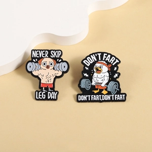 Lustige Emaille-Pins mit Muskelhund und Ente beim Gewichtheben auf einem Display