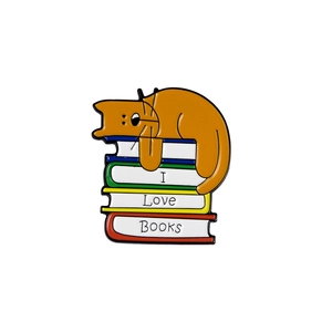 Cartoon Emaille-Anstecknadel mit schlafender Katze auf Büchern und I Love Books Text