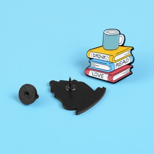 Broche en émail avec livres colorés et tasse gravée des mots Drink Read Love créatif