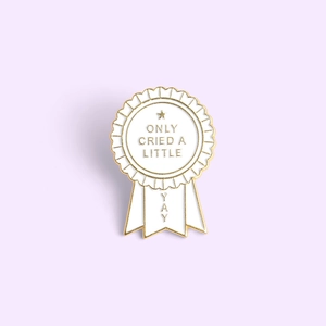 Broche médaille en émail blanc avec bordure dorée et texte humoristique Only Cried A Little
