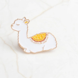 Broche mignonne en émail d'alpaga blanc en alliage métallique avec selle de dessin animé