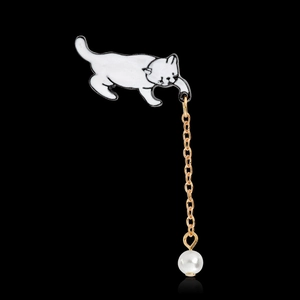 Cartoon Emaille Brosche weiße Katze mit Goldkette und hängender Perle auf Schwarz