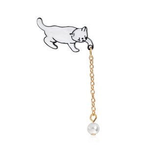 Nahaufnahme einer weißen Emaille-Katzenbrosche mit Goldkette und hängender weißer Perle