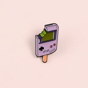Spilla creativa in smalto lavanda a forma di gelato GameBoy con dettagli console