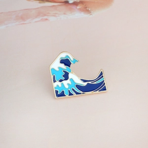 Broche créative en émail motif vague bleue et blanche avec placage en or