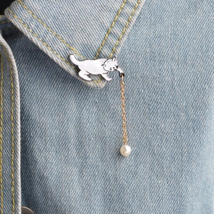 Niedliche Emaille-Katze Brosche mit Goldkette und Perle am Jeansjacken-Kragen