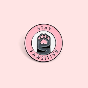 Badge rond en émail patte de chat avec texte Stay Pawsitive et métal rose