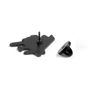 Vue arrière du pin's piano en émail noir avec fermoir en caoutchouc sur fond blanc pur