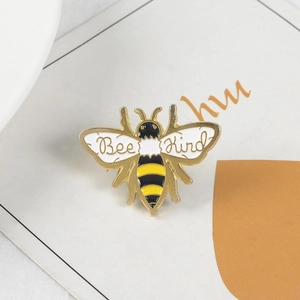 Broche abeille Bee Kind en émail jaune et noir avec placage en métal doré