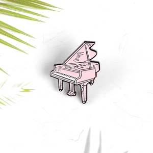 Broche en émail piano rose avec des ombres de feuilles sur fond blanc pur