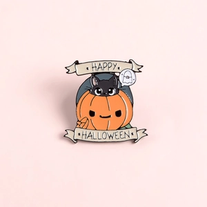 Detalle del pin esmaltado de Halloween con gato negro en calabaza y cinta festiva