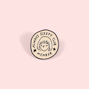 Spilla in smalto Cartoon Always Sleepy Club con illustrazione di ragazza stanca