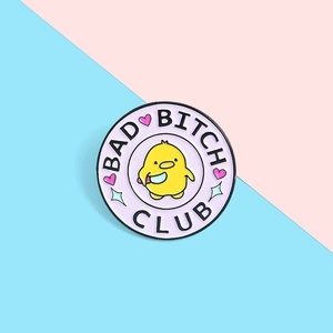 Badge émaillé Bad Bitch Club avec poussin de dessin animé pour sacs à dos en jean