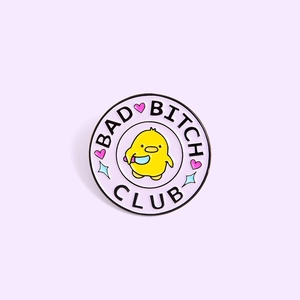 Vue détaillée du pin's émaillé Bad Bitch Club avec un poussin jaune tenant un couteau