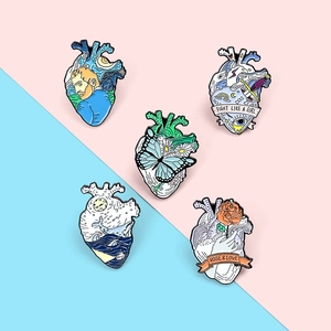 Set di 5 spille in smalto a forma di cuore anatomico con temi Van Gogh e mare