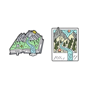 Creatieve emaille speldjes set met berglandschap boek en polaroid foto ontwerpen