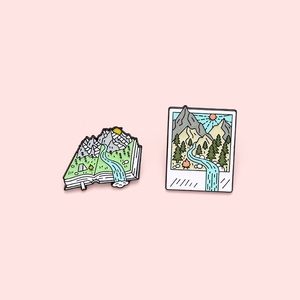 Landschap Emaille Broche Pin Set Open Boek En Polaroid Kader Bergen Bos Rivier Badges Voor Rugzak Outdoor Unisex Sieraden