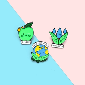 Détail de pins en émail écologiques avec les motifs Go Green, Save Earth et Save Water