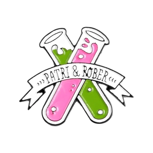Wissenschaftliche Emaille-Anstecknadel mit Reagenzgläsern und Patri & Rober Banner