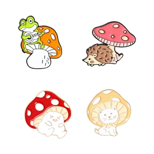 Lot de quatre broches en émail mignonnes avec chats, grenouilles et hérissons aux champignons