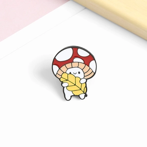 Broche en émail mignonne champignon dessin animé avec chat blanc sur fond blanc
