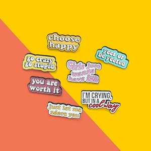 Lot de broches en émail coloré avec slogans anglais sur un fond bicolore dynamique