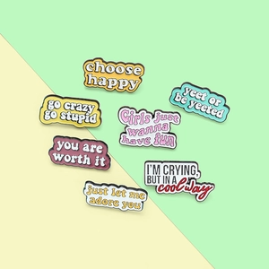 Détail de sept broches en émail colorées avec slogans sur fond bicolore dynamique