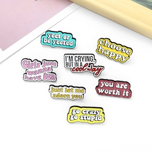 Lot de sept pin's colorés en émail avec citations pour sacs et vêtements