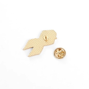 Vue arrière d'une broche en épi de blé doré avec surface texturée et fermoir papillon