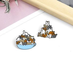 Broches en émail mignonnes avec chatons joueurs dans une tasse et pile de chats