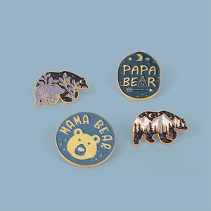 Détail de quatre épingles en émail avec texte Papa Bear et Mama Bear et motifs d'ours