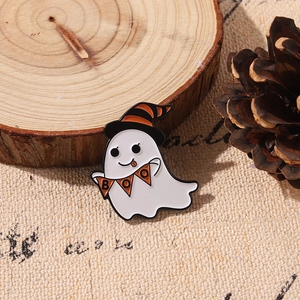 Détail de la broche fantôme d'Halloween avec chapeau de sorcier et drapeau BOO sur bois