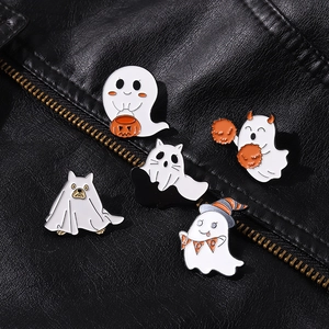 Détail de pin's fantômes d'Halloween en émail épinglés sur une veste en cuir noir près du zip