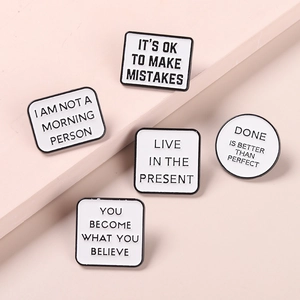 Minimalistische zwart-witte emaille speldenset met inspirerende Engelse teksten