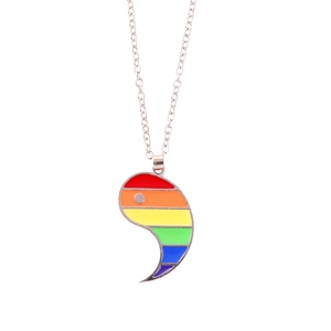 Dettaglio del ciondolo Tai Chi a strisce arcobaleno su una catenina sottile argento