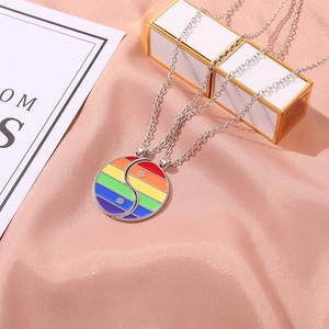 Dettaglio dei ciondoli Yin Yang con smalto arcobaleno su catene in argento