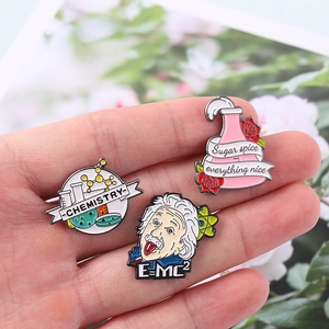 Set di 3 spille smaltate creative con Einstein e motivi di laboratorio chimico