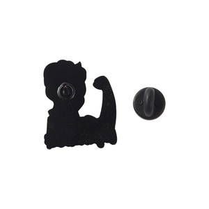 Détail de l'arrière d'une broche en émail avec finition noir mat et fermoir en caoutchouc