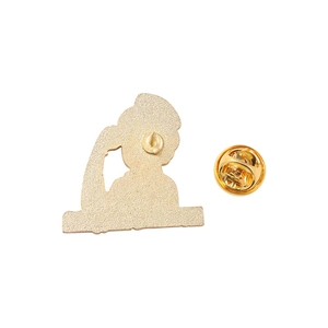 Détail macro du dos en métal doré mat avec fermoir papillon sécurisé pour broche
