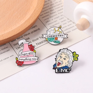 Set di spille smaltate con ritratto di Einstein e ampolle su sfondo di carta vintage