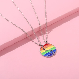 Set di collane Yin Yang arcobaleno con catene argentate su supporto geometrico rosa