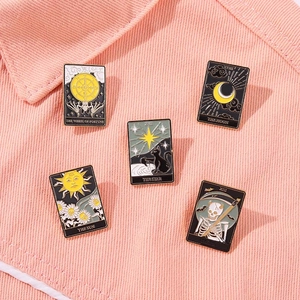 Lot de cinq pin's Tarot en émail mystique sur denim rose avec motifs soleil et lune