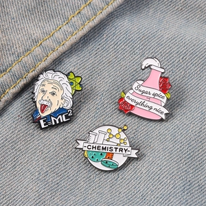 Set di spille smaltate scientifiche con Einstein, fiaschetta chimica e design molecolare