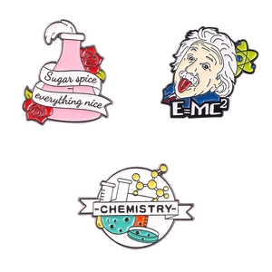 Set di tre spille smaltate a tema scientifico con Albert Einstein e chimica
