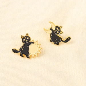 Détails de broches en émail chat noir avec motifs de soleil doré et croissant de lune