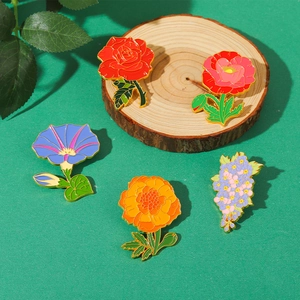 Spille in smalto floreale con motivi a rose e papaveri su decoro in legno e foglie