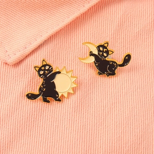 Broches en émail chat noir avec motifs soleil et lune et détails d'étoiles dorées