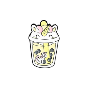 Détails de la broche en émail licorne bubble tea avec contours en métal noir