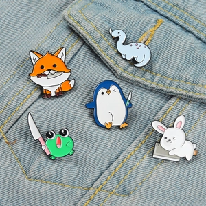 Lot de pin's animaux rigolos avec couteaux sur veste en jean incluant renard et pingouin