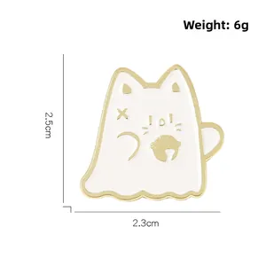 Vue détaillée de l'épingle chat fantôme en émail de 2,5 cm avec finition or